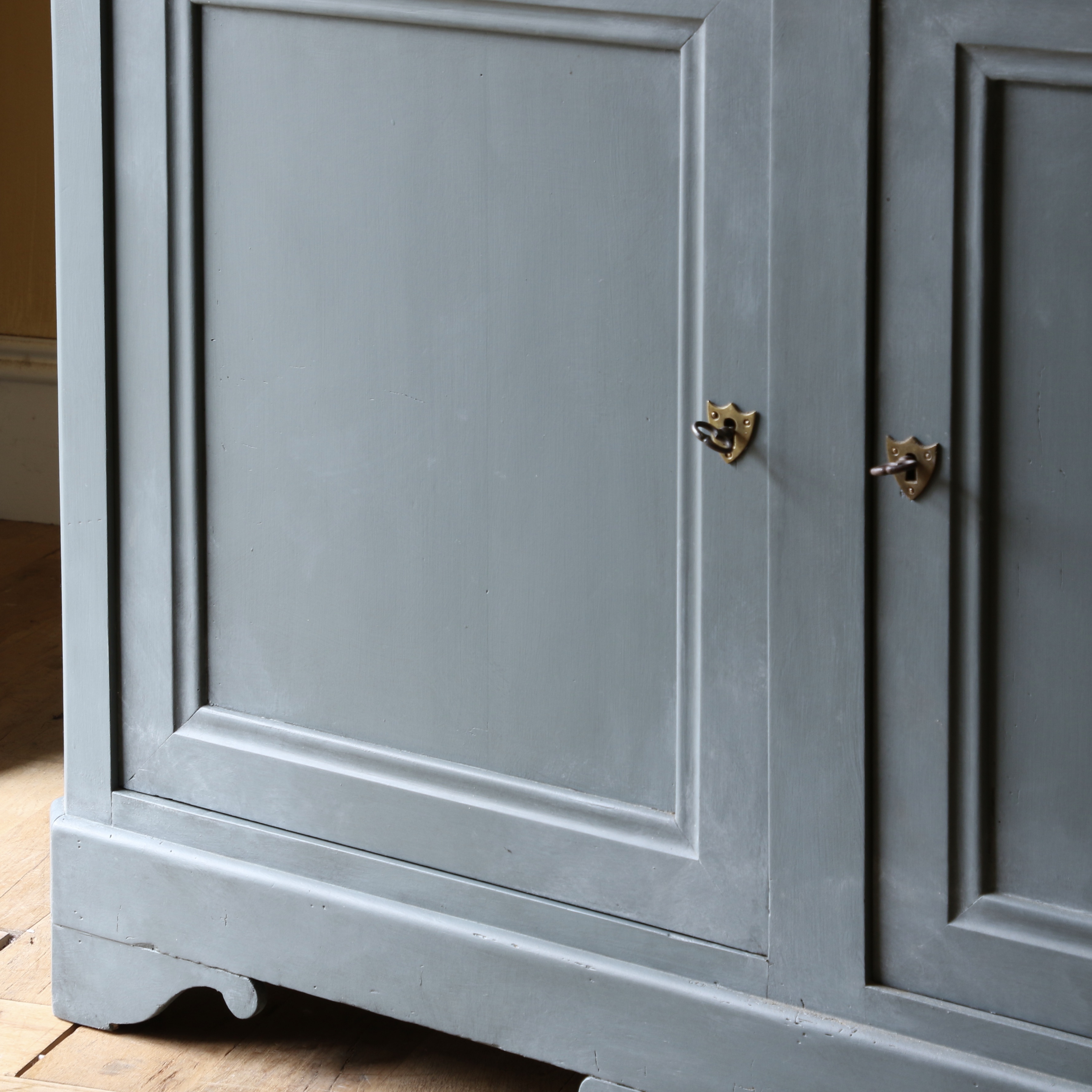 Louis Philippe Dresser Base
